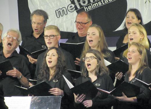 Foto: Andrea Kemmer
Hingebungsvolle Gastgeber: Das Vocalensemble Melomania Helmstadt legte sich ins Zeug beim Chorfestival Total Vocal. Foto: Andrea Kemmer Hingebungsvolle Gastgeber: Das Vocalensemble Melomania Helmstadt legte sich ins Zeug beim Chorfestival Total Vocal.