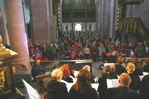 Ein Stern für Stuttgart: Zusammen mit dem Sänger Nik P. sang das Melomania-Vocalensemble aus Helmstadt beim SWR4-Chorduell-Finale in der baden-württembergischen Landeshauptstadt. Vocalensemble Melomania im Kloster Bronnbach