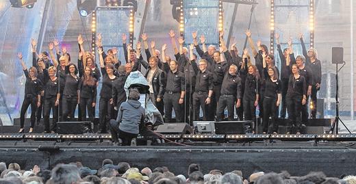 Ein Stern für Stuttgart: Zusammen mit dem Sänger Nik P. sang das Melomania-Vocalensemble aus Helmstadt beim SWR4-Chorduell-Finale in der baden-württembergischen Landeshauptstadt. Vocalensemble Melomania aus Helmstadt