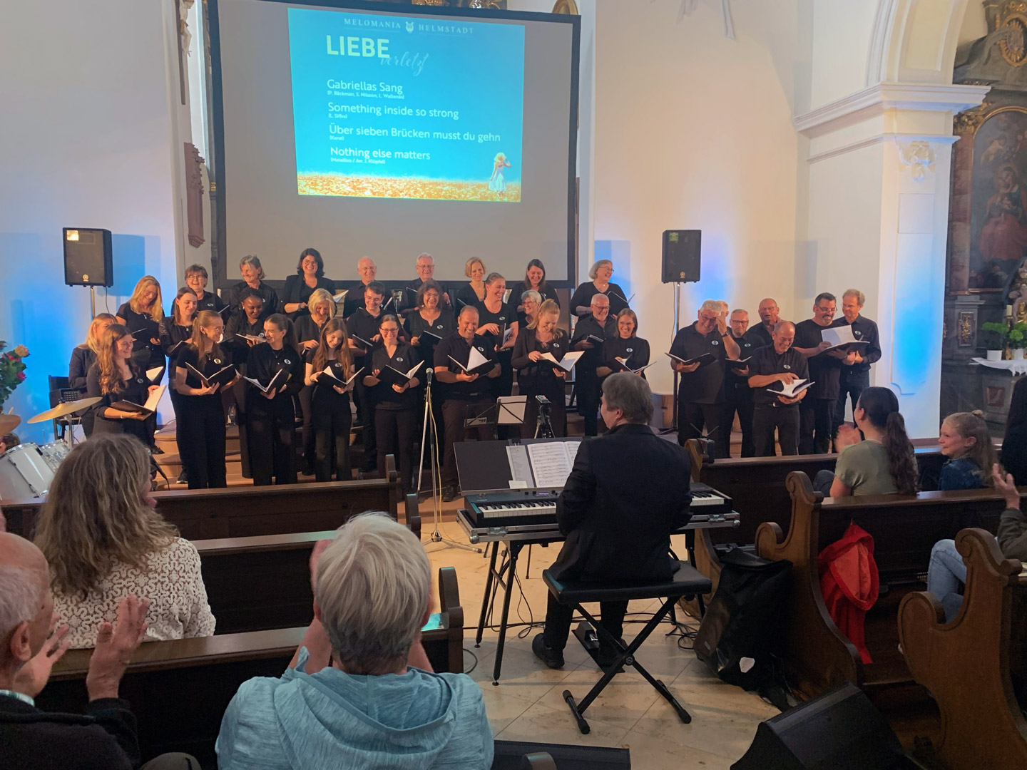 Gruppenbild Vocalensemble Melomania in gelöster Stimmung während des Auftrittes in der Laurentius Kirche