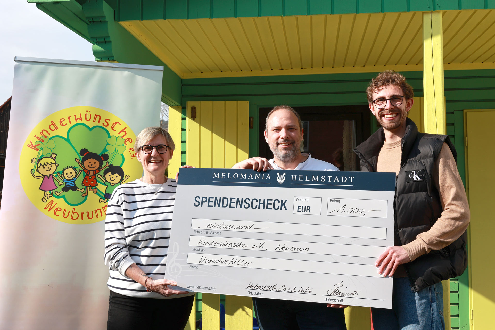 Überrascht und glücklich, Sabine Petschner und Niklas König von Kinderwünsche e.V. Vorstände der beiden Vereine Kinderwünsche e.V. und Melomania bei der Scheckübergabe