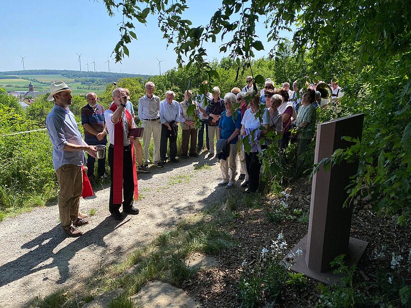 Foto: Elfriede Streitenberger | Mit der offiziellen eröffnung des 16,5 Kilometer langen Melodienwegs hat Pfarrer Berthold Grönert auch einen Gedenkstein für die verstorbenen Mitglieder des Gesangvereins Melomania gesegnet.